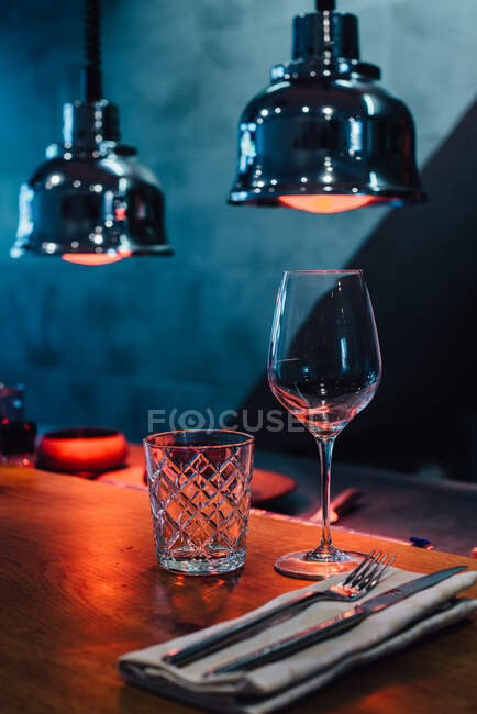 Два пустых стакана на столе — стоковое фото