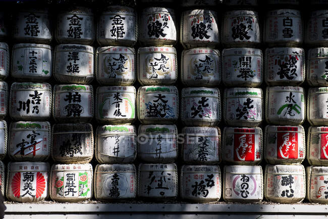 Barris de arroz embalado em um armazém no Japão — Fotografia de Stock
