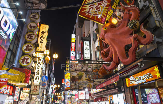Belebte Fußgängerzone und Einkaufsstraße in Osaka — Stockfoto