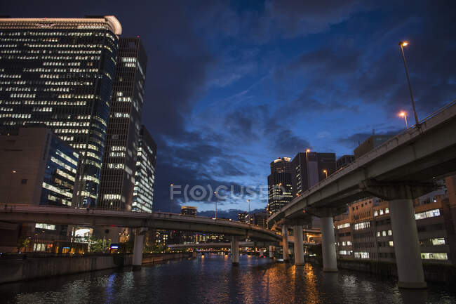 Rodovias elevadas no centro de Osaka / Japão — Fotografia de Stock