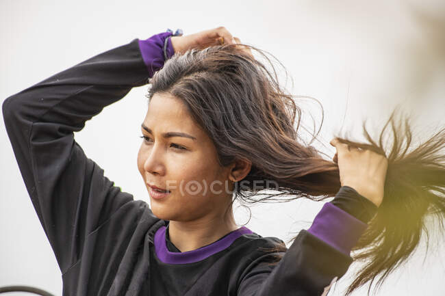 Frau pflegt ihre langen Haare in abgelegener Gegend in Thailand — Stockfoto