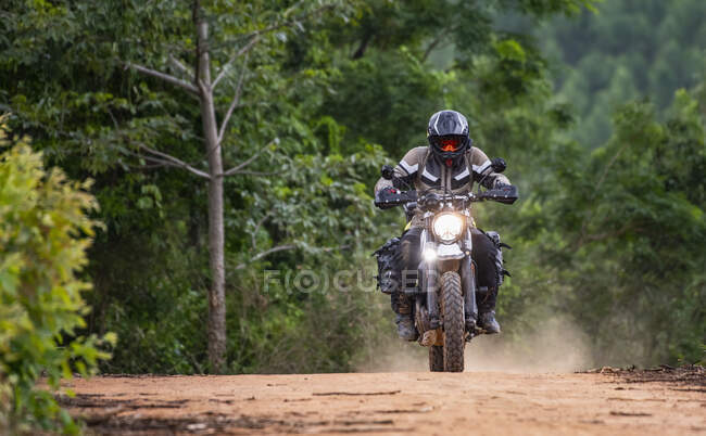 Jovem mulher equitação off-road moto — Fotografia de Stock