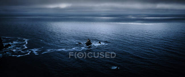 Вид на Тихий океан в пасмурный день — стоковое фото