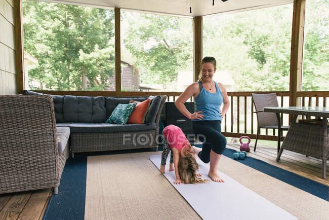 Mother and daughter laughing and working out in fitness routine — Stock Photo