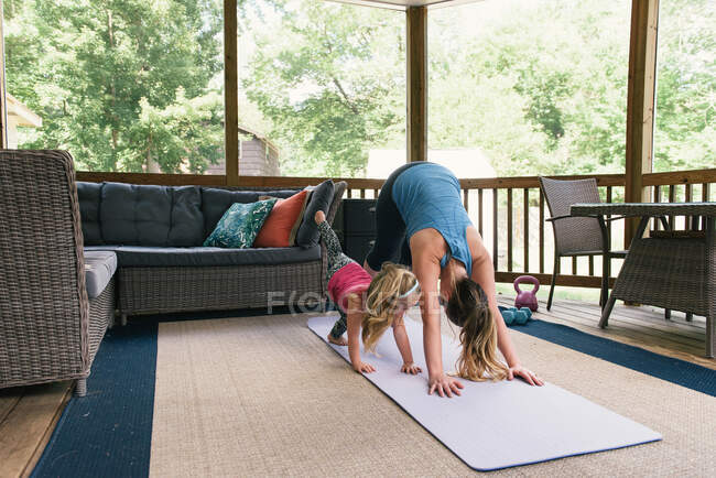 Entraînement mère et fille et yoga ensemble de la maison — Photo de stock