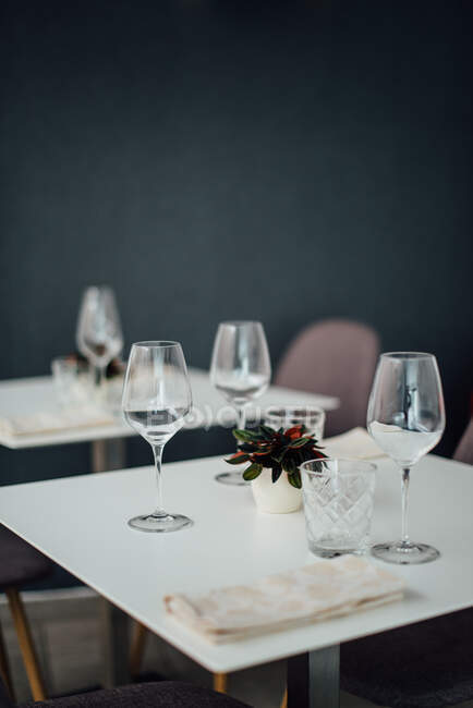 Configuração de mesa com vinho e copos no fundo de madeira — Fotografia de Stock