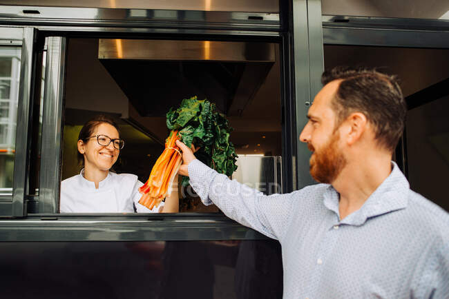 Köchin bekommt Gemüse ins Restaurant geliefert — Stockfoto