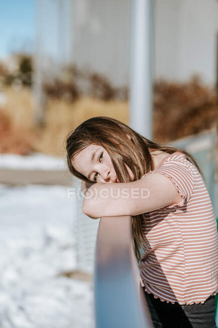 Retrato vertical da cabeça de repouso pré-adolescente no lado da pista de gelo — Fotografia de Stock