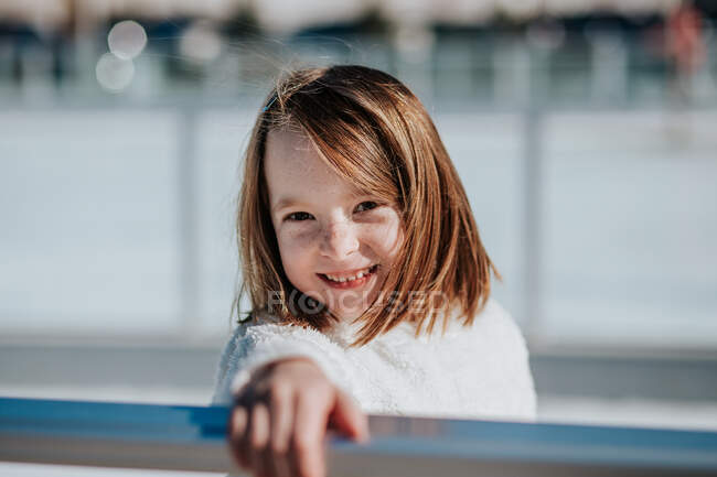Центральный портрет молодой девушки на улице в солнечный зимний день — стоковое фото