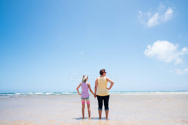 Madre e hija en la playa kailua en Hawai - foto de stock