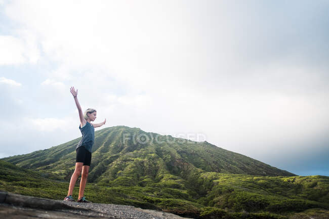 Girl stands at the lanai lookout in hawaii — Stock Photo