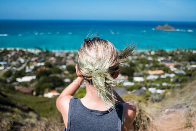 Mädchen starrt auf den Ozean auf einem Tablettenbunker in Hawaii — Stockfoto