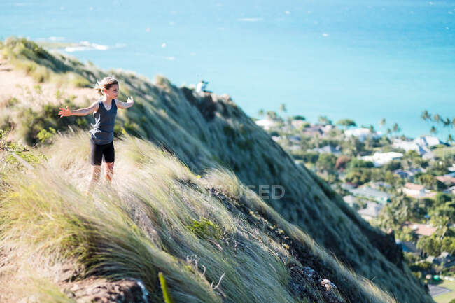Chica inclinándose al viento en Kailua Hawaii - foto de stock