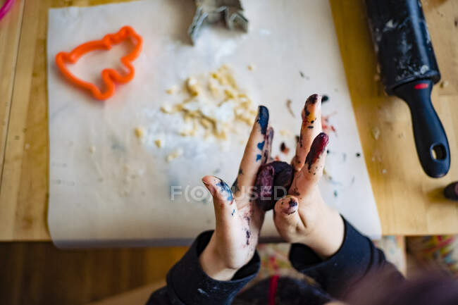 Menina fazendo biscoitos caseiros na cozinha — Fotografia de Stock