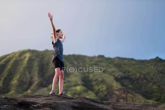 Girl yelling at the base of koko crater in hawaii — Stock Photo