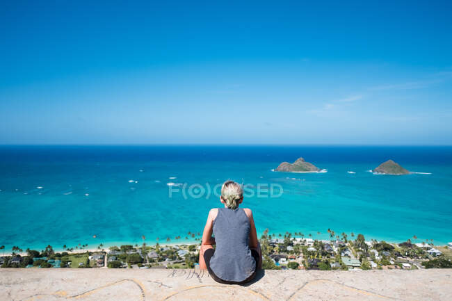 Дівчина дивиться в океан зверху бункера на Гаваях — стокове фото
