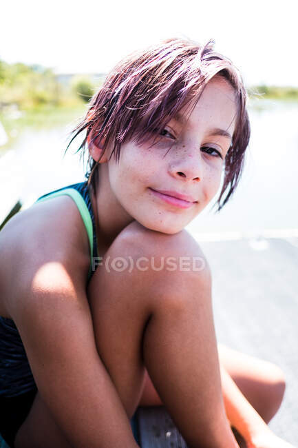 Retrato de uma menina pré-adolescente no verão — Fotografia de Stock