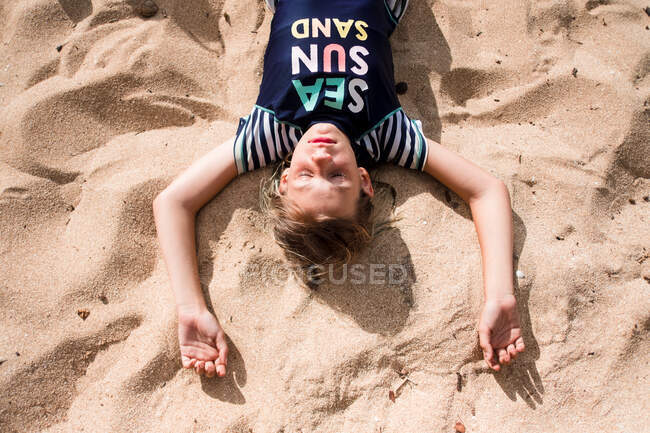 Mädchen liegt am Strand von Samzyland auf Hawaii — Stockfoto