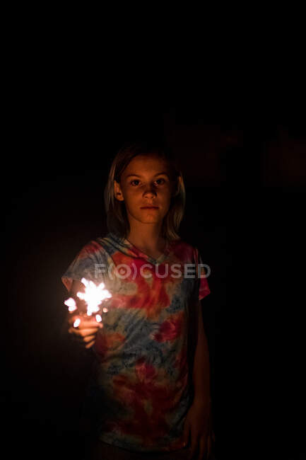 Девушка держит искру 4 июля в Канзасе, штат Миссисипи — стоковое фото