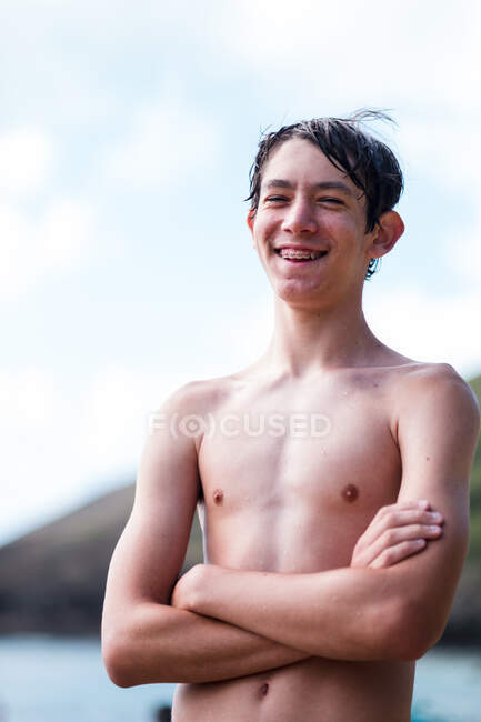 Adolescente rindo na baía de haunama em hawaii — Fotografia de Stock