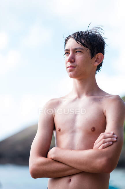 Підліток стоїть на березі затоки Гаваї — стокове фото