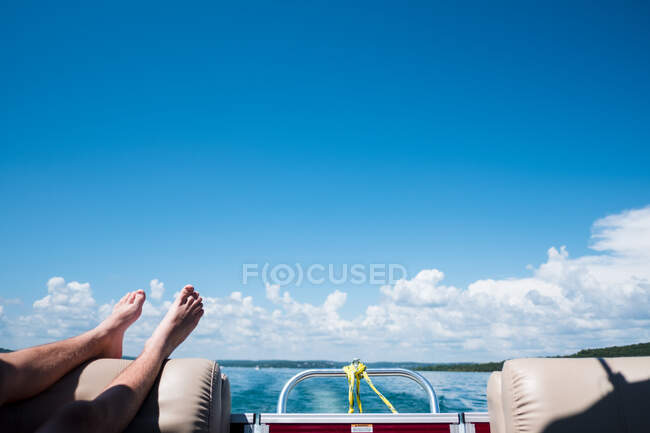 Teenager's feet in the air on a boat in kansas city — Stock Photo