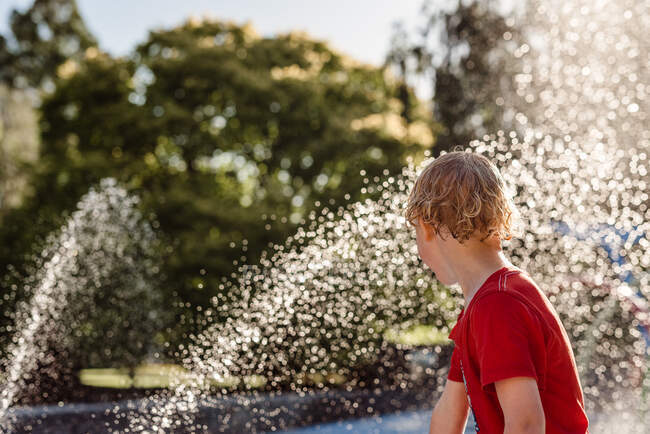Дети играют с водой в парке в Новой Зеландии — стоковое фото