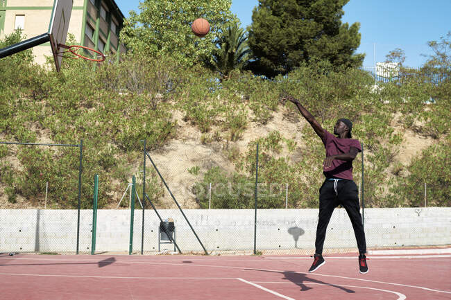 Молодий чорний чоловік стріляє в баскетбол — стокове фото