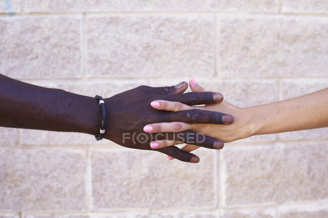 Hand eines schwarzen Mannes und einer weißen Frau verflochten — Stockfoto