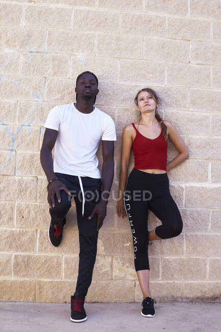 Paar aus schwarzem Mann und weißer Frau posiert in der Nachbarschaft — Stockfoto