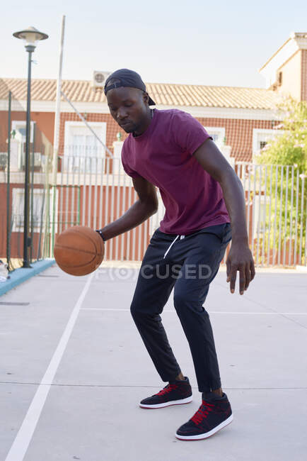 Young black man dribbling the basketball — Stock Photo