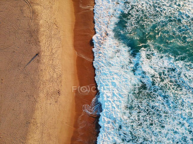 Schöne Aussicht auf Meer und Welle vor Naturkulisse — Stockfoto