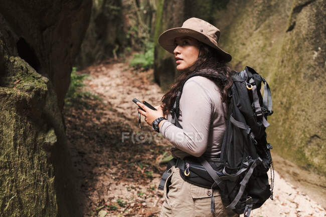 Junge Frau mit GPS blickt in Schlucht zurück. — Stockfoto