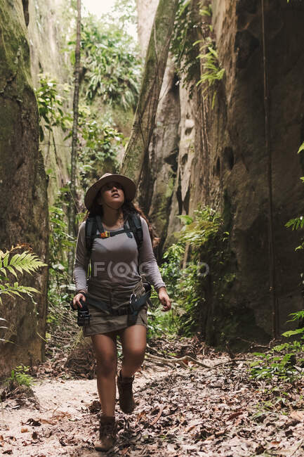 Giovane donna esplorare un canyon con action camera e gps. — Foto stock