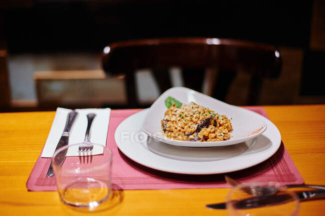 Plato de risotto en un restaurante de lujo - foto de stock