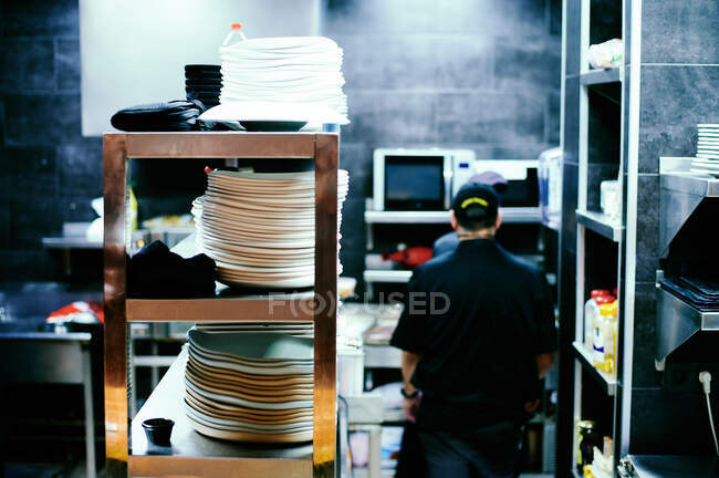 Platos lavados en el restaurante de la cocina - foto de stock