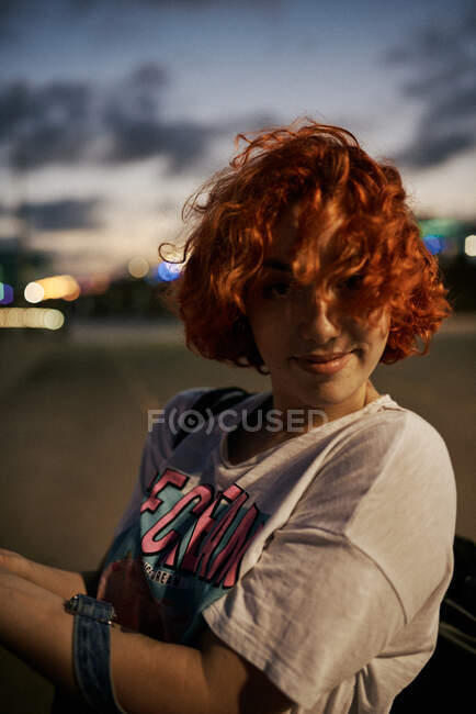 Портрет молодой рыжей девушки — стоковое фото