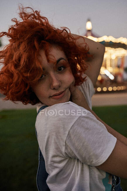 Jeune alternative rousse fille portrait — Photo de stock