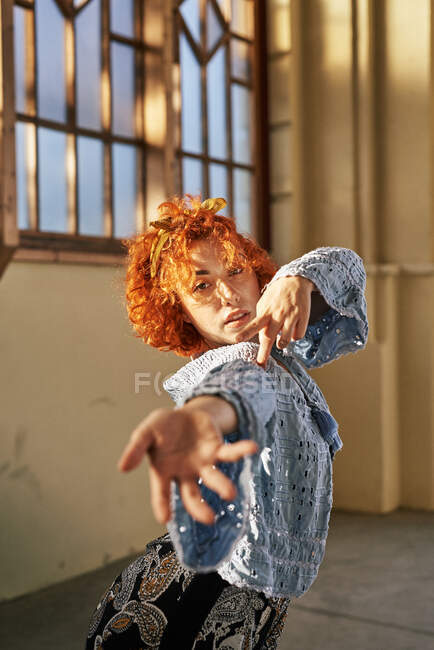 Jovem alternativa ruiva menina dançando em uma blusa azul — Fotografia de Stock