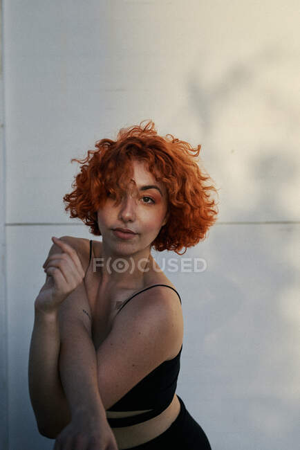 Giovane alternativa rossa ragazza ritratto al tramonto — Foto stock