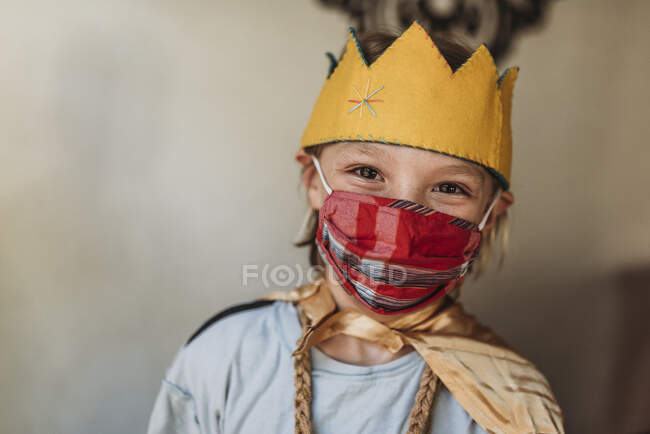 Scuola invecchiato giovane ragazzo in vestito da re con maschera — Foto stock