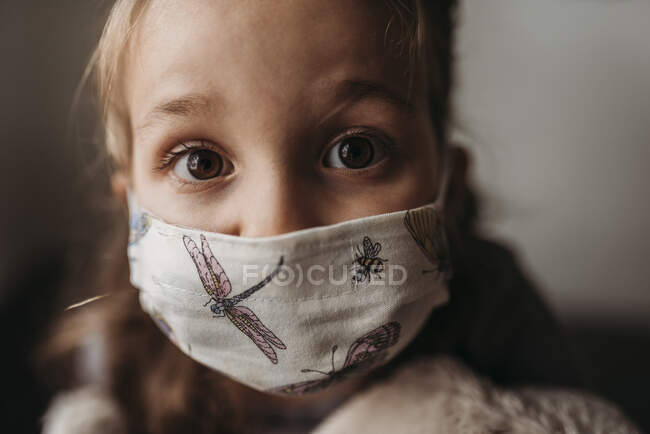 Retrato de close up detalhado de menina com máscara em — Fotografia de Stock