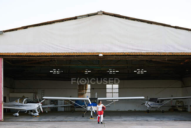 Jovem pára-quedista feminina em um aeródromo — Fotografia de Stock