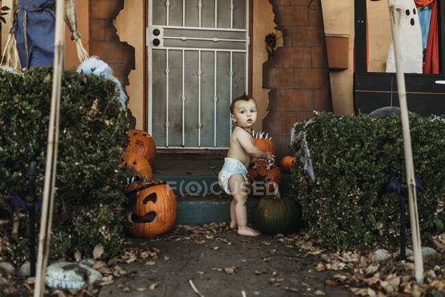 Дитячий малюк у підгузниках з прикрасами на Хелловін під час осені — стокове фото