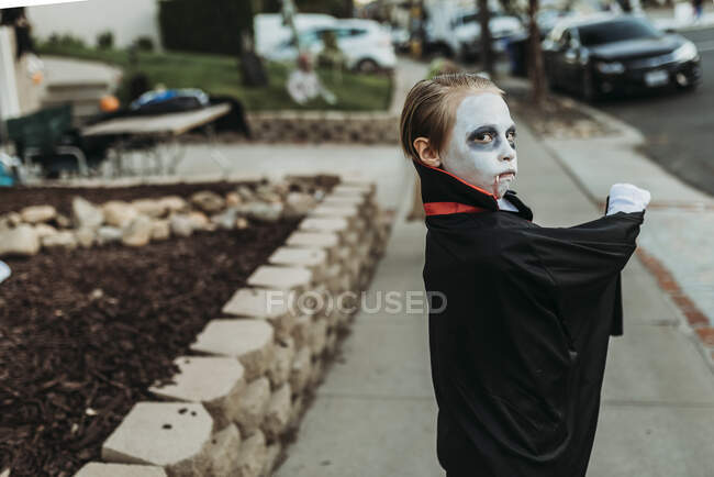 Escola menino envelhecido vestido como Drácula posando em traje no Halloween — Fotografia de Stock