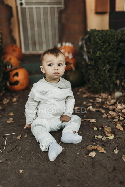 Adorable toddler boy dressed up as mummy on Halloween Trick-or-Treat — Stock Photo