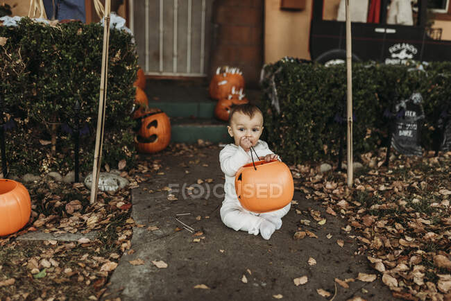 Adorable toddler boy dressed up as mummy on Halloween Trick-or-Treat — Stock Photo