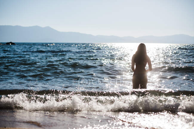 Nuotatore in Blue Mountain Lake con Onda e Sunshine- Vacanza — Foto stock