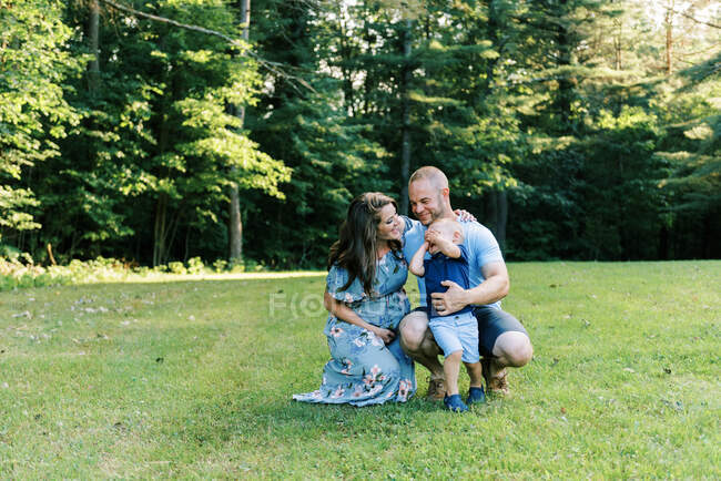 A portrait of a growing and happy American family — Stock Photo