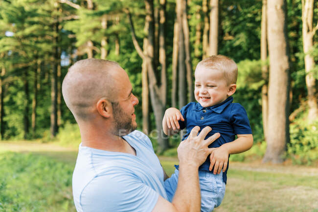 Um pai e seu filho criança brincando fora — Fotografia de Stock